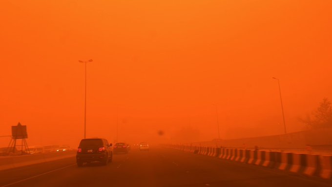 عاجل بالفيديو.. انخفاض في الرؤية الأفقية على أغلب الطرق الرئيسية #غبار_الكويت