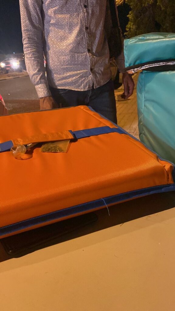 ضبط عامل لتوصيل الطلبات بحوزته مواد مخدّرة