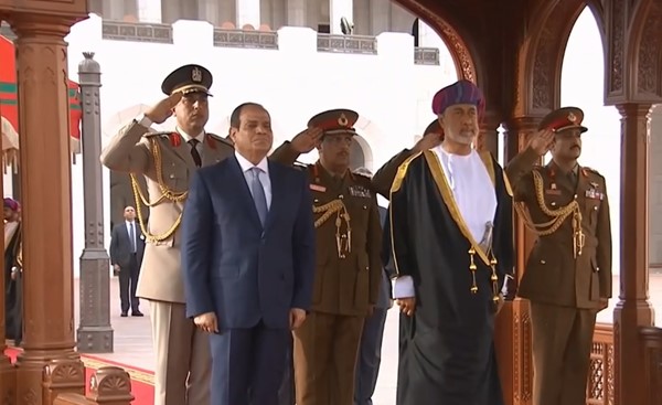 السيسي يصل إلى سلطنة عمان في زيارة رسمية تستغرق يومين
