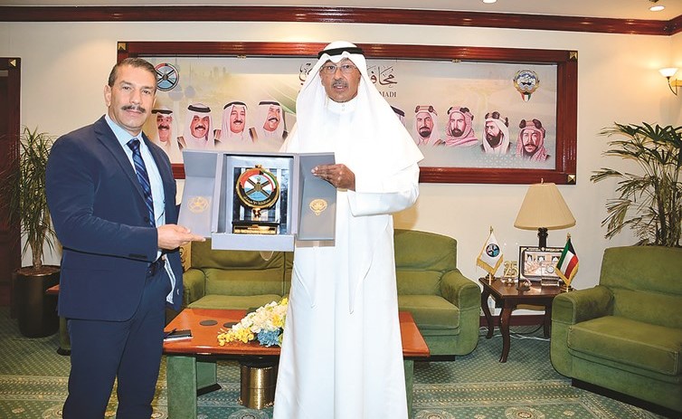 محافظ الأحمدي بحث التعاون مع سفير قبرص