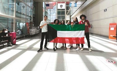 طلبة الجامعة الأمريكية يتوجهون إلى كلية دارتموث وجامعة جورج واشنطن