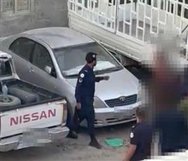 ضبط مقيمة قامت بإلقاء ملابسها بالطريق العام