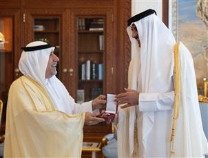 أمير قطر يمنح السفير العجمي وسام «الوجبة»