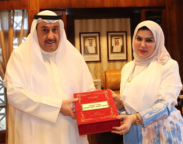 الشيخ فيصل الحمود تلقى إهداء رسالتي دكتوراه وماجستير