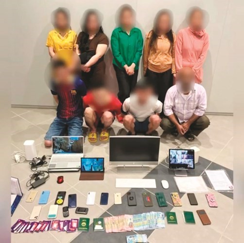 تبصيم متسولة و9 نساء ورجال يديرون شبكة «آداب» على مواقع التواصل