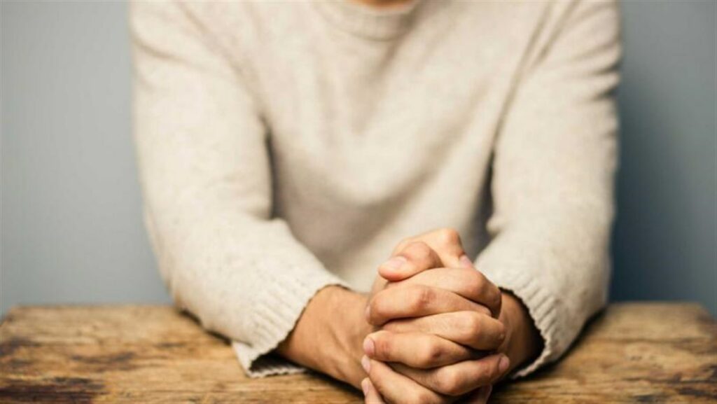 من منّا لم يمر بشعور نفضة الجسم المفاجئة؟ فهل تعرف ما هي أسبابها؟
