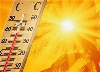 طقس حار ورطب مع فرصة لأمطار متفرقة.. والعظمى 43