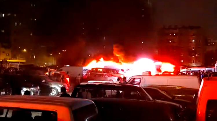عاجل.. بالفيديو : حريق مركبات في خيطان يستنفر مركزي اطفاء