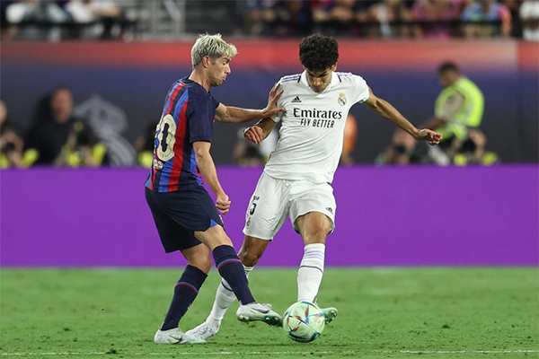 برشلونة يحسم “الكلاسيكو الودي” بالفوز على ريال مدريد