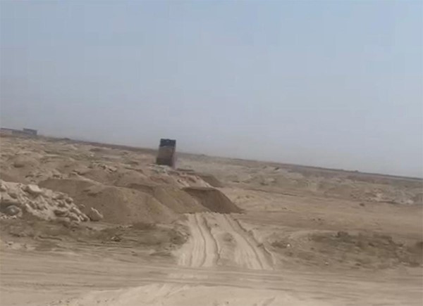 إبعاد وافد ألقى أنقاضاً في منطقة سكنية