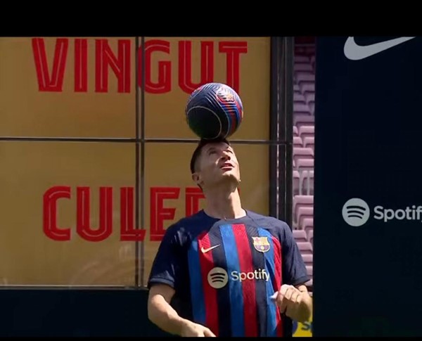 جماهير برشلونة تستقبل ليفاندوفسكي في كامب نو للمرة الأولى