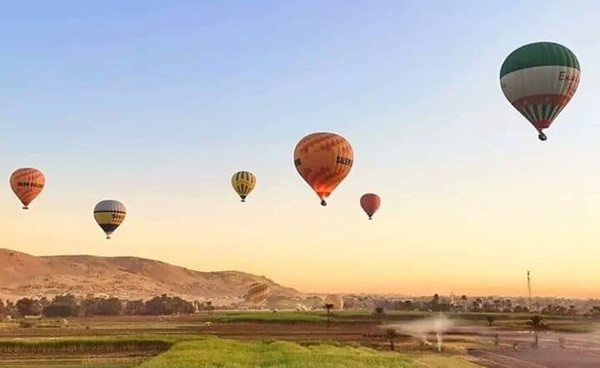 19  رحلة بالون طائر عليها 350 سائحا حلقت في سماء الأقصر