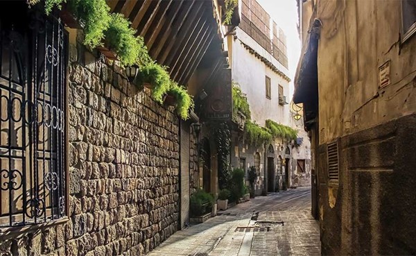 شاب سوري يستغل هاتفه الذكي في التغلب على البطالة