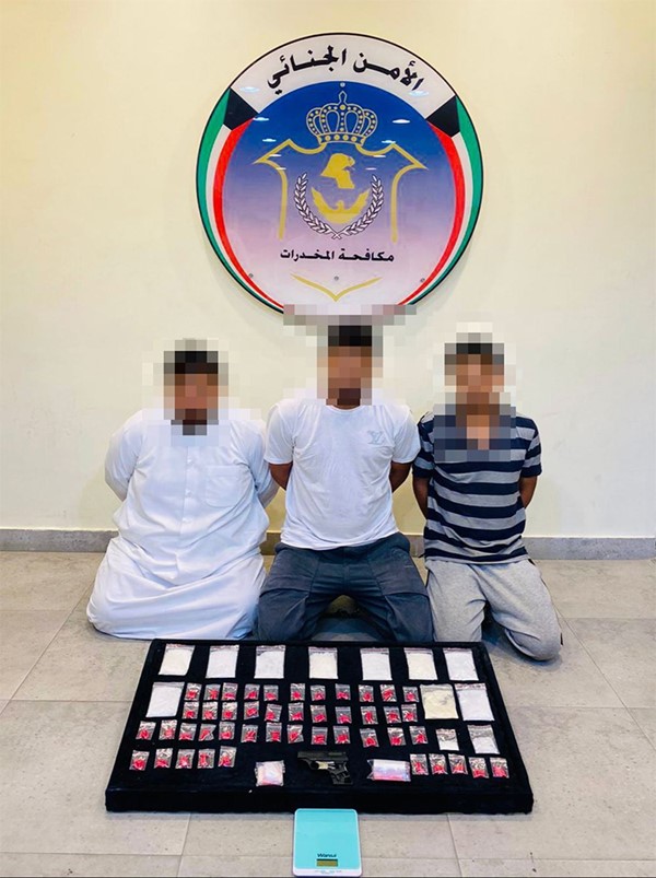 ضبط 3 “بدون” في إسطبلات الجهراء بكيلو شبو وسلاح ناري