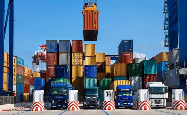 تراجع عجز الميزان التجاري لإيطاليا خلال يوليو الماضي