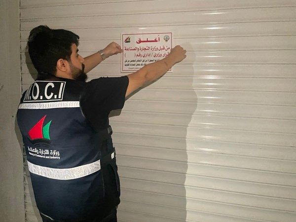 “التجارة” تغلق محلاً في المباركية لبيعه سلعاً مقلدة