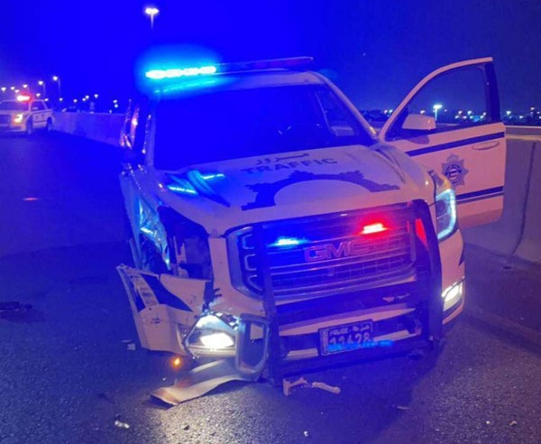 نجاة ضابط وعسكري عقب اصطدام مركبة بدوريتهما في العاصمة