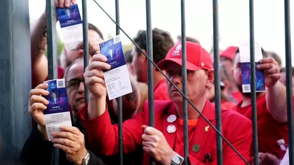 مشجعو ليفربول يقاضون “يويفا” بسبب فوضى نهائي دوري أبطال أوروبا