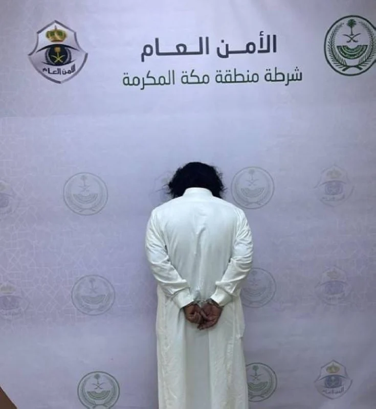 شاهد بالفيديو… القبض على يمني يحمل لافتة عن الملكة إليزابيث داخل المسجد الحرام