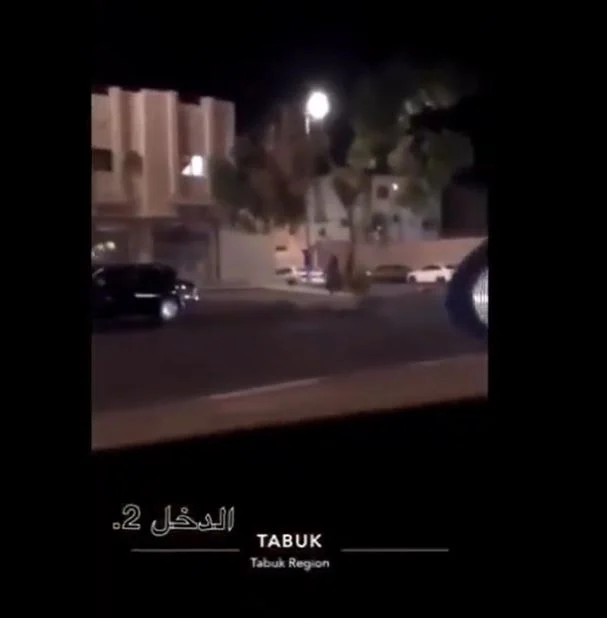 شاهد بالفيديو… مطاردة و اطلاق نار من سلاح رشاش في أحد شوارع تبوك