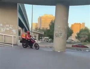 حجز 52 دراجة توصيل طلبات بعد ضبطهم بالسير على جسور المشاة