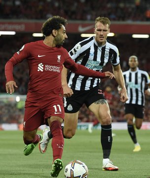 ليفربول ينتزع فوزا مثيرا أمام نيوكاسل في الوقت القاتل