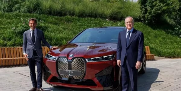 نادي ريال مدريد يستلم سيارات BMW الكهربائية