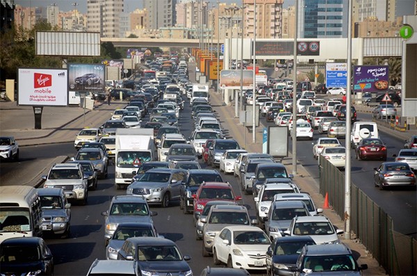 تزامناً مع العودة الشاملة للدراسة.. ازدحام مروري يربك حركة السير في معظم الطرق