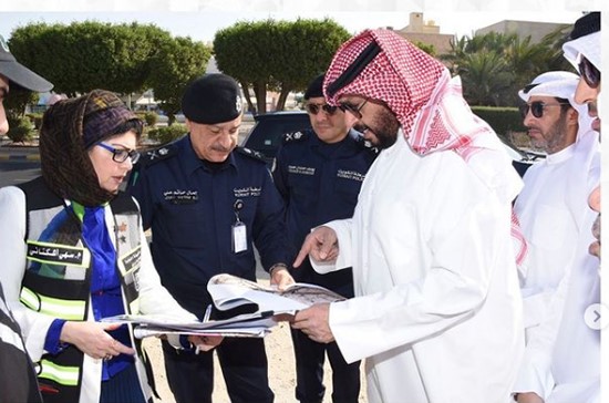 وزير الداخلية يقوم بزيارة ميدانية إلى مشرف وصباح السالم للوقوف على أسباب الاختناقات المرورية وقت الذروة