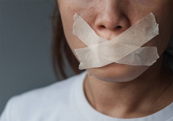 تحدي “الشريط اللاصق” يفجر عاصفة جدل.. تيك توك بمرمى الاتهام