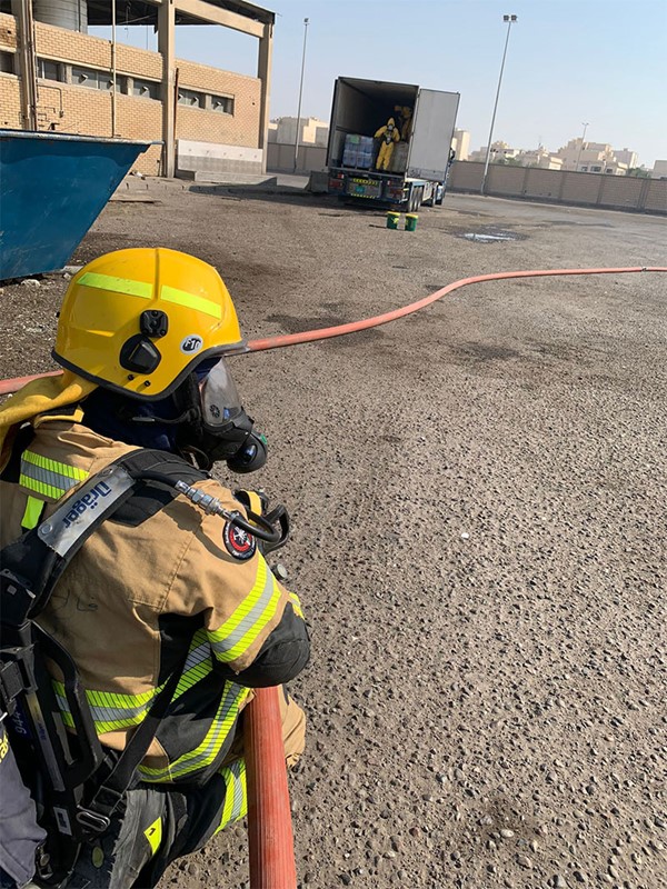 وقف تسرب مادة قلوية من إحدى الشاحنات في جمارك الصليبية