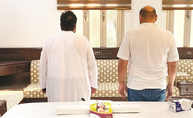 «الثلاثية» ضبطت وافداً يمارس «الطب» دون ترخيص وأحالت المخالفة إلى النيابة لاتخاذ الإجراءات القانونية