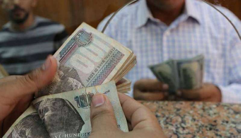 الجنيه المصري يواصل التراجع أمام الدولار