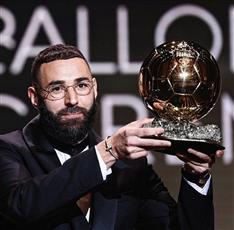 كريم بنزيما يروي كيف أقنعه رئيس ريال مدريد برفض برشلونة.. في منزله
