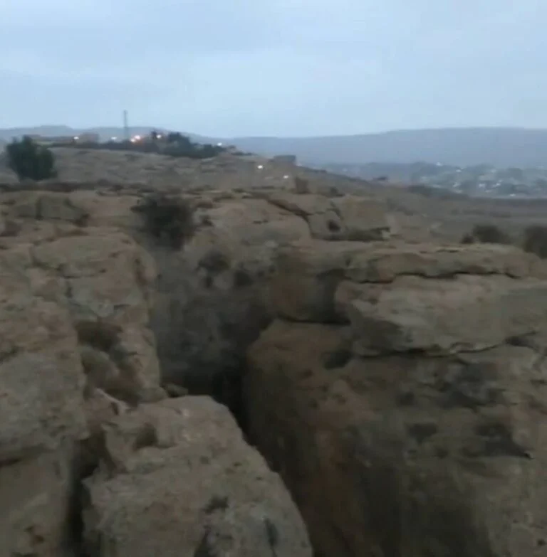 شاهد بالفيديو… صاعقة رعدية تضرب شاب بالأردن أثناء التصوير بالجوال