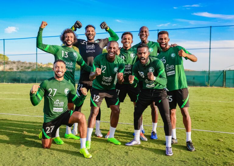 أسطورة أرسنال يُسعد جماهير الأخضر السعودي
