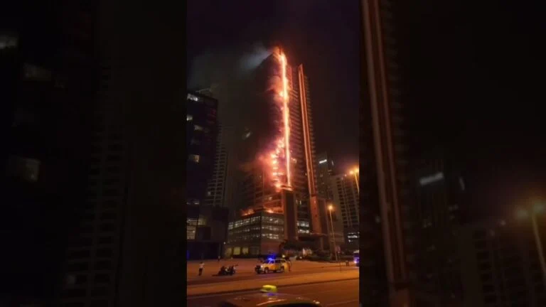 شاهد حريق هائل في ناطحة سحاب قرب برج خليفة بدبي