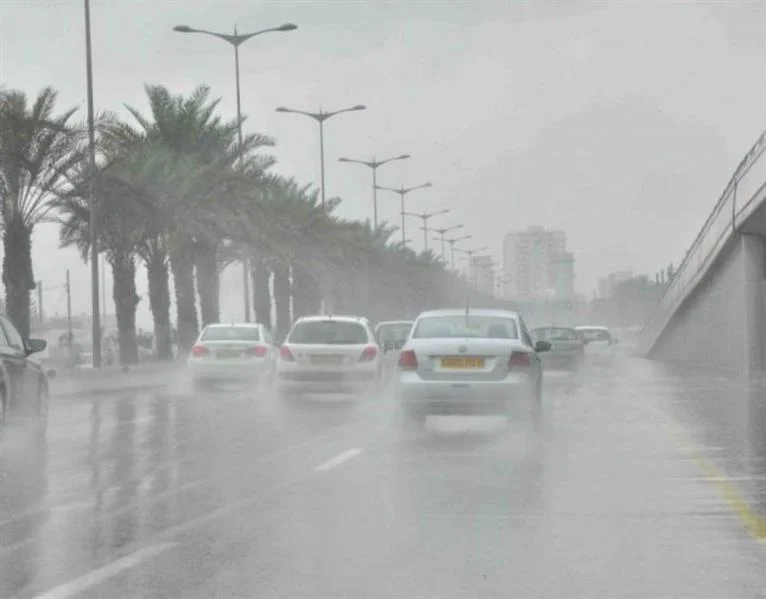 شاهد بالفيديو.. أمطار غزيرة بشوارع جدة.. وإدارة الأزمات تجدد مطالبتها بالبقاء في المنازل