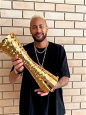 نيمار يتسلم نيابة عن بيليه جائزة أفضل لاعب في التاريخ