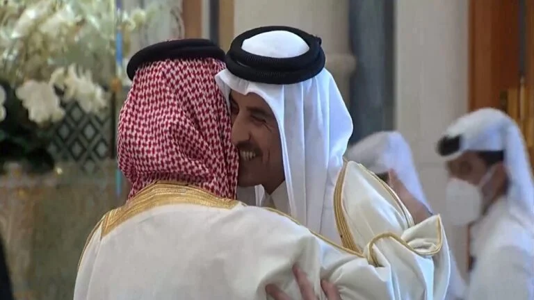 شاهد.. عناق أخوي بين ولي العهد وأمير قطر لدى وصوله القمة الخليجية الصينية