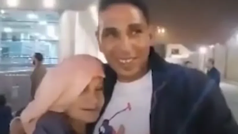 بالفيديو.. قصة هزت مواقع التواصل.. شاهد أردني يعود لحضن أمه المصرية بعد 43 عاماً من البحث