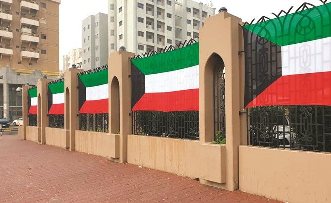 «البلدية»: تزيين المباني والطرق بأعلام الكويت