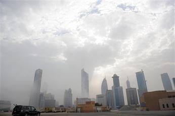 طقس مائل للبرودة وغائم نهارًا بارد ليلًا مع فرصة لأمطار متفرقة.. والعظمى 17