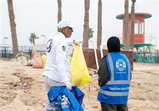 «فريق الغوص» يرفع طنين من المخلفات البلاستيكية في ساحل أبراج الكويت ضمن حملة تنظيف الشاطئ