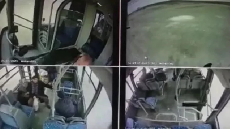 شاهد لحظات مرعبة لركاب سقطت بهم الحافلة في بحيرة بتركيا