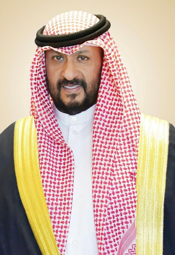 الخالد يمنح وسام الواجب العسكري وأنواط الخدمة لعددٍ من الضباط وضباط الصف في الجيش