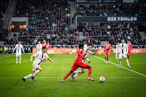 ميونيخ يخسر أمام مونشنجلادباخ بهدفين لثلاثة