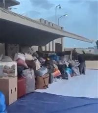 كويتيون يضعون تبرعاتهم العينية أمام السفارة التركية في الكويت  #زلزال_تركيا_وسوريا #زلزال_شرق_المتوسط