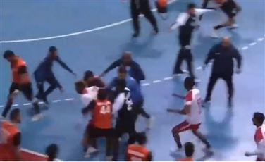 مشاجرة عنيفة بين لاعبي الكويت وكاظمة في دوري اليد