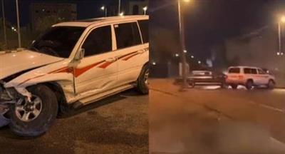 ضبط قائد مركبة اصطدم بمركبتين خلال استهتاره وتعريض حياة المارة للخطر